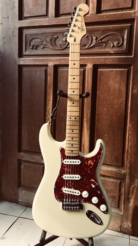 Fender Stratocaster MIM Fender Guitars Aesthetic, Stratocaster Aesthetic, Gitar Vintage, Dream Guitar, Guitar Fender, Fender Strat, Electric Guitar Design, Bass Ukulele, Fender Electric Guitar