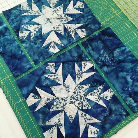 Blue And White Quilts, Snowflake Quilt, Christmas Quilt Blocks, Paper Pieced Quilt Patterns, White Quilts, Paper Pieced Quilt, Holiday Quilts, Quilt Block Tutorial, Winter Quilts