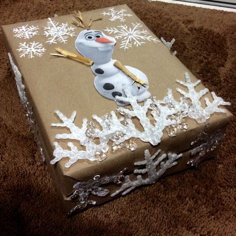 Olaf Gift wrapping Frozen Gift Wrapping Ideas, Olaf Summer, Frozen Gifts, Wrapping Inspiration, Christmas Wrap, Gift Wrapping Inspiration, Xmas Deco, Wrapping Ideas, Summer Gift