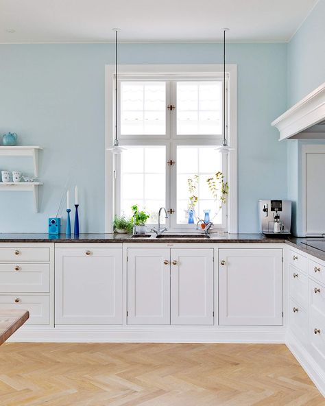 soft baby blue walls in the kitchen. Modern classic kitchen design Kitchen Cupboard Colours, White Kitchen Cupboards, Blue Kitchen Walls, Blue White Kitchens, Light Blue Kitchens, White Cupboards, Blue And White Wallpaper, Light Blue Walls, Kitchen Walls