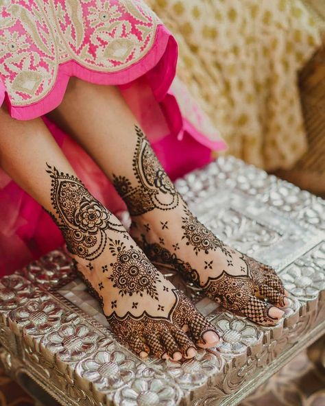 70 Fresh & Latest Bridal Mehndi Design Ideas For Your 2021 Wedding Bridal Mehendi Designs Wedding, Wedding Henna Designs, Leg Mehndi, Foot Henna, New Bridal Mehndi Designs, Mehndi Designs Bridal Hands, Legs Mehndi Design, Rose Mehndi Designs, Bridal Henna Designs