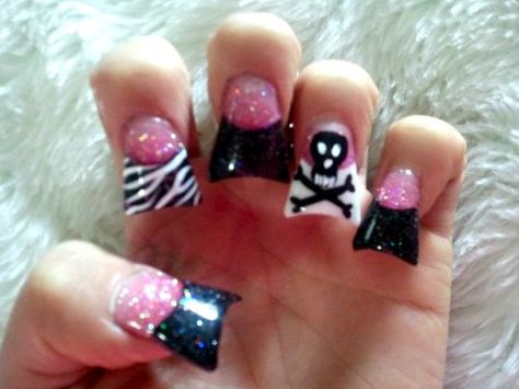 Glitter & Skull :) Awesome Nails. Flare Nails, Rock Nails, Skull Nails, Punk Nails, Duck Nails, Nail Designs Valentines, Really Cute Nails, Nail Design Ideas, Black Nail