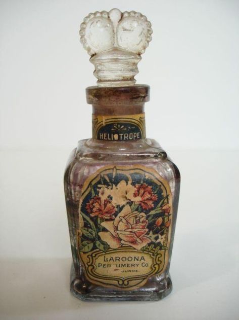 Old Perfume Bottles, Rococo Fashion, Antique Aesthetic, Beautiful Perfume Bottle, Beautiful Perfume, Old Bottles, Vintage Perfume Bottles, Glass Perfume Bottle, Vintage Perfume