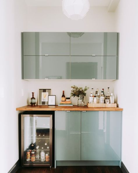 Green lacquer cabinets in home wet bar. Bar Apartment, Ikea Bar, Ikea Built In, Kitchen Ikea, Diy Home Bar, Pantry Makeover, Home Coffee Stations, Neutral Kitchen, Built In Bar