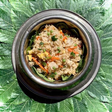 Homemade Chicken and Rice Bowl for Dogs Homemade Chicken And Rice, Diy Meals, Boiled Chicken And Rice, Chicken Rice And Peas, Chicken And Rice Bowl, Dog Vegetables, Rice Diet, Chicken Rice Recipes, Diy Dog Food