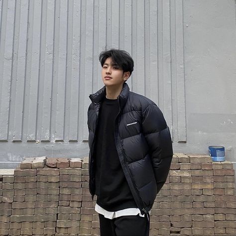 Asian Men Winter Fashion, Chinese Men Fashion, Minimalist Winter Outfit, Korean Street Fashion Men, Winter Fashion Jackets, Minimalist Fashion Men, Minimalist Men, Clothes Korean Style