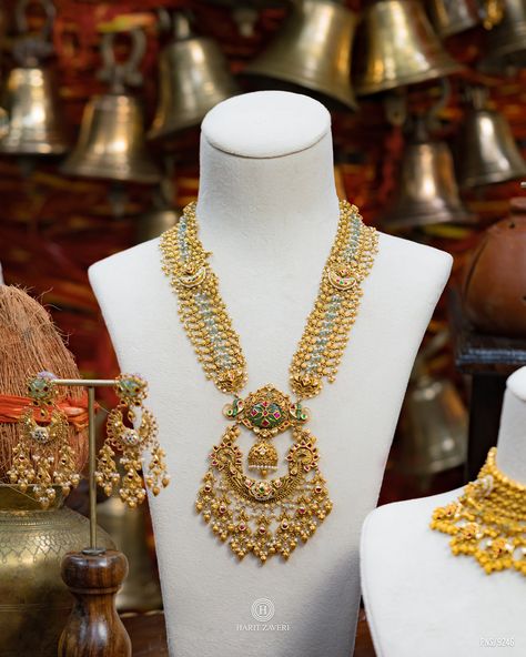 WhatsApp : +917016466150  22kt Gold Antique Necklace set | Harit Zaveri Jewelers | Ahmedabad, India. Gold Antique Necklace, Light Weight Gold Jewellery, Antique Necklace Gold, Antique Necklace Set, Neck Pieces Jewelry, Antique Necklaces Design, Gold Bangles For Women, Antique Necklaces, Indian Bridal Jewelry Sets