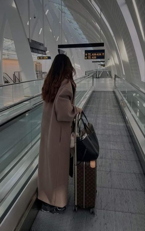 Travel Aesthetic Airport Outfit, Airport Crush, Travel Aesthetic Airport, Vision Board Aesthetic, Aesthetic Airport, Outfit Airport, Nomad Travel, Wellness Aesthetic, Airport Pictures