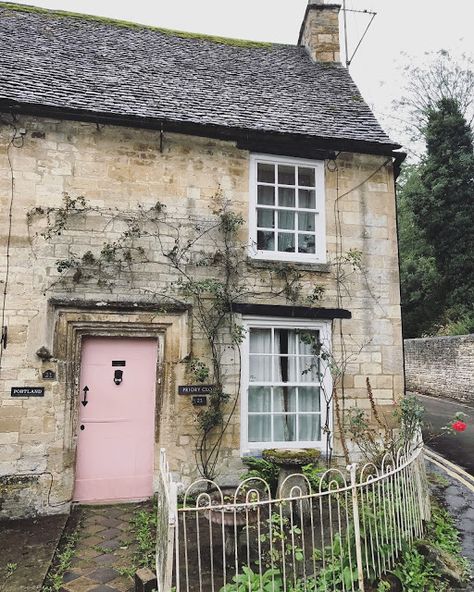 English Cottage Front Door, Cottage Front Door, Cottage Front Doors, Pink Front Door, Casa Hobbit, Cotswold Cottage, English Country Cottages, Cotswolds Cottage, Cottage Door