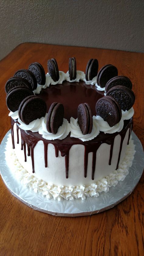 Oreo drip cake Oreo Cake Designs, Ghee Cake Recipe, Oreo Drip Cake, Oreo Cakes, Oreo Birthday Cake, Deserts Cupcakes, Cake Oreo, Chocolate Oreo Cake, White Birthday Cakes