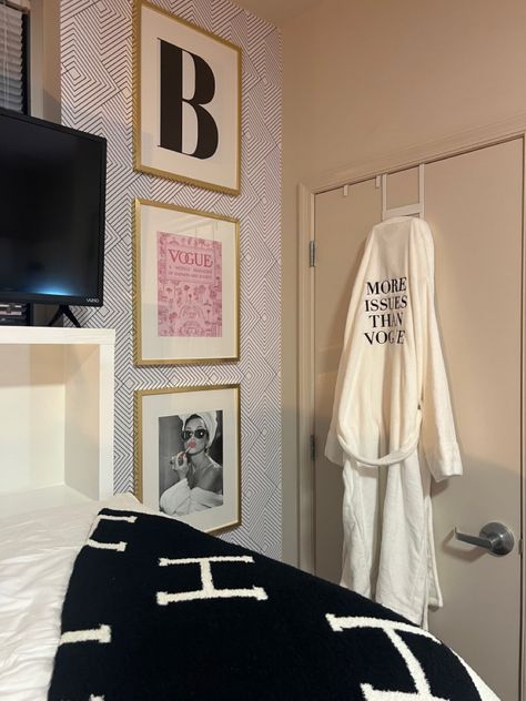 Cute pink & black dorm room inspo Dorm Decoration Black, Dorm Black And White, Pink Black And White Dorm Room Ideas, Black White Pink Bedroom, Pink Black Dorm Room, Black Bed Dorm Room, Pink Black And White Bedroom, Black And White Dorm Room Ideas, Dorm Room Ideas Black