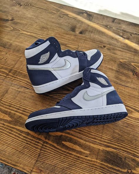 Air Jordan Basketball Shoes, Jordan 1 Outfit Women, Jordan 1 Outfit, Girls Basketball Shoes, Mens Vans Shoes, Jordan Shoes Girls, Jordan Shoes Retro, Shoes Sneakers Jordans, Nike Air Shoes