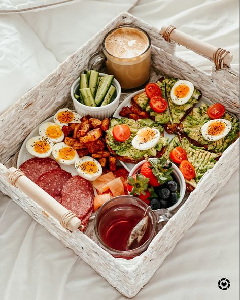 Breakfast Date At Home, Breakfast In Bed Ideas Romantic, Breakfast In Bed Ideas For Boyfriend, Breakfast In Bed Recipes, Romantic Breakfast Ideas, Bed In Breakfast, Bed And Breakfast Aesthetic, Breakfast In Bed Aesthetic, Birthday Breakfast In Bed