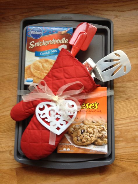 Cookie Basket Ideas Diy, Baking Bridal Shower Gift, Cookie Sheet Gift Ideas, Baking Set Gift Basket, Baking Contest Prizes, Stock The Pantry Shower Gift Ideas, Baking Themed Gift Basket, Pantry Shower Gift Ideas, Baking Basket Ideas