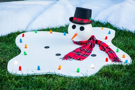 DIY Melted Snowman Diy Christmas Yard Decorations, Diy Snowman Decorations, Diy Schneemann, Outdoor Christmas Diy, Yard Diy, Diy Christmas Lights, Melted Snowman, Christmas Yard Art, Snowman Christmas Decorations