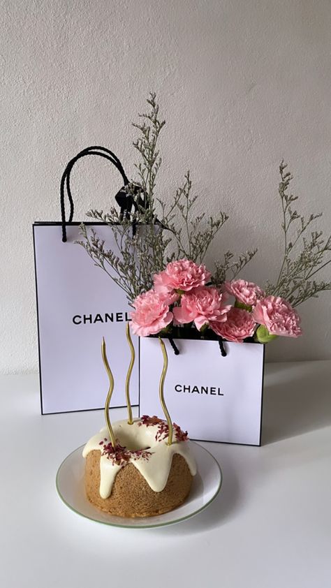 Aesthetic Chanel, Chanel Birthday, Birthday Aesthetic, Saved Pins, Cute Cakes, Birthday Decorations, Birthday Ideas, Birthday Cards, Card Holder