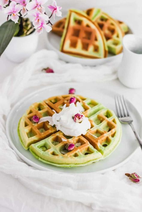 Pandan Mochi, Mochi Waffle Recipe, Mochi Waffles, Japanese Desserts, Waffle Recipe, Waffle Mix, Sushi Recipes, Asian Desserts, Waffle Iron