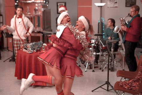 Brittana Wallpaper, Santana And Brittany, Glee Christmas, Brittany Glee, Glee Santana And Brittany, Brittany And Santana, Santana Lopez, Christmas Episodes, Glee Fashion