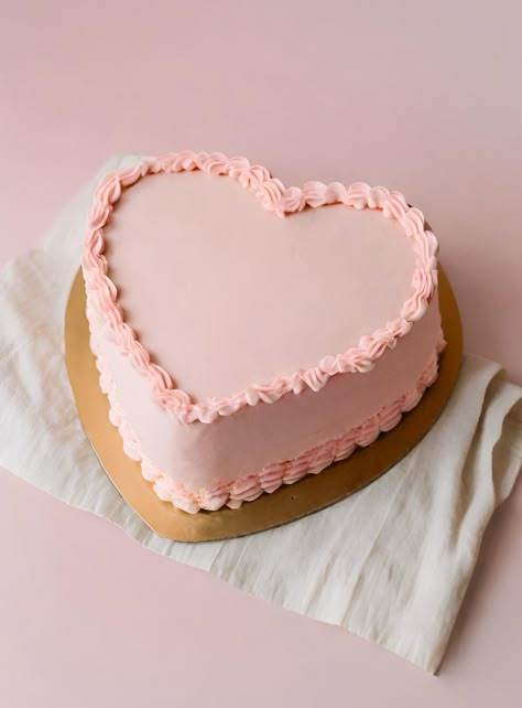 Cake idea Sweetheart Birthday Cake, Pink Cake Ideas Simple, Simple Pink Heart Cake, Heart Shaped Smash Cake, Easy Heart Cake Decorating Ideas, How To Decorate A Heart Shaped Cake, Round Valentines Cake, Simple Heart Shaped Cake, Valentine Smash Cake