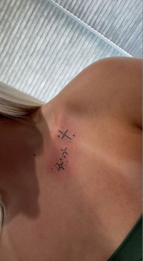 Collar Bone Tattoo Family, Hot Collar Bone Tattoo, Sparkle Tattoo On Chest, Tattoo Ideas Female Small Collar Bone, Under Collar Bone Tattoos Words, Women Small Chest Tattoo, Stars On Collarbone Tattoo, Tattoo Colar Bones, Henna Tattoo Designs Collar Bone