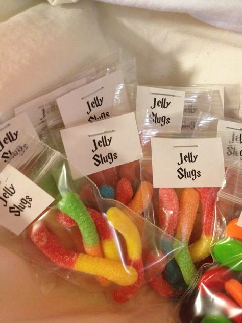 HArry potter train ride                                                                                                                                                                                 More Harry Potter Birthday Goodie Bag, Harry Potter Party Favors Goodie Bags, Harry Potter Treat Bags, Harry Potter Goody Bag Ideas, Harry Potter Candy Ideas, Easy Harry Potter Snacks, Harry Potter Party Bags, Hp Snacks, Harry Potter Snacks Ideas