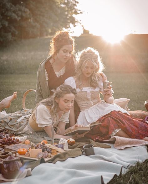 Fairy Picnic Photoshoot, Cottagecore Group Photoshoot, Fantasy Themed Party Costume, Hobbit Photoshoot, Fall Group Photoshoot, Picnic Photoshoot Friends, Hobbit Picnic, Fantasy Picnic, Picnic Aesthetic Photoshoot