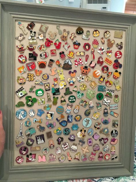 Pin Collection Displays, Disney Pin Display, Pin Board Ideas, Deco Disney, Disney Pins Trading, Disneyland Pins, Disney Pin Collections, Disney Room Decor, Enamel Pin Display