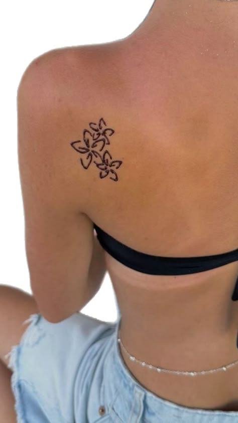 Henna Summer Tattoos, Cute Summer Henna Designs, Henna Tattoos Aesthetic, Simple Henna Tattoo Ideas, Henna Tattoo Designs Summer, Fun Henna Designs, Henna Shoulder Tattoo, Henna Aesthetic Simple, Cute Summer Henna