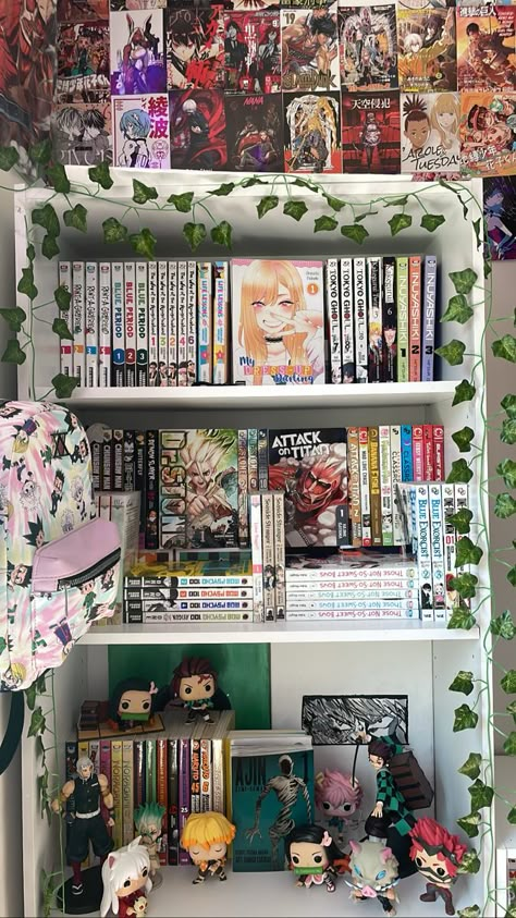 Bookshelf Anime Aesthetic, Cute Book Shelves Aesthetic, Anime Apartment Aesthetic, Manga Shelves Aesthetic, Aesthetic Manga Collection, Manga Display Ideas, Mangatheque Aesthetic, Bedroom Aesthetic Anime, Manga Bookshelf Aesthetic