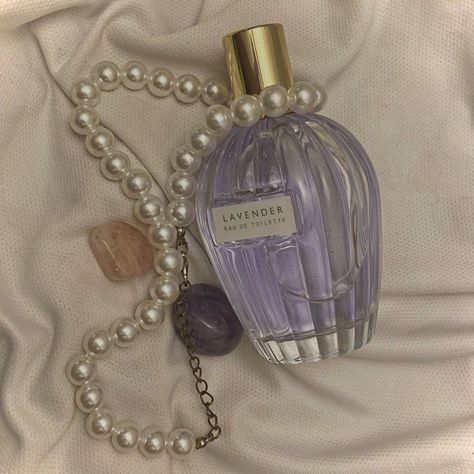 lavender perfume, pearl necklace and crystal on a white sheet Mode Purple, Lavender Perfume, Purple Vibe, Lavender Aesthetic, Taylor Swift Speak Now, Princess Core, Purple Girls, Speak Now, Princess Aesthetic