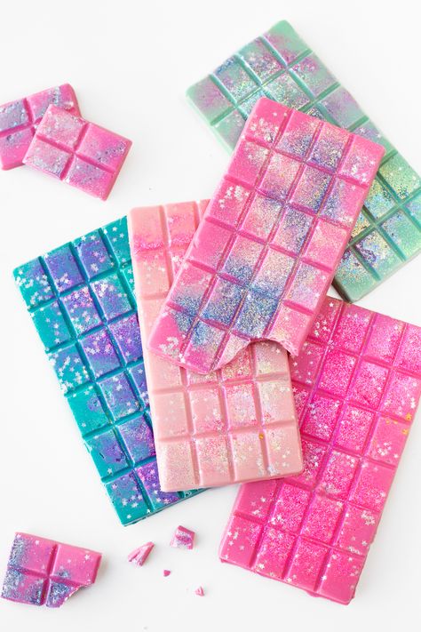 Glitter Chocolate, Unicorn Cafe, Chocolate Benefits, Homemade Chocolate Bars, Chocolate Bar Molds, Edible Slime, Diy Edible, Fingerfood Party, Ninja Turtle Party