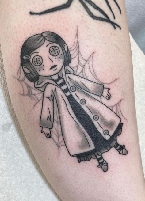 Coraline Themed Tattoo, Coraline Traditional Tattoo, Coraline Tattoo Design, Big Patchwork Tattoos, Lydia Deetz Tattoo, Coraline Inspired Tattoos, Apprentice Aesthetic, Coraline Cat Tattoo, Coraline Doll Tattoo