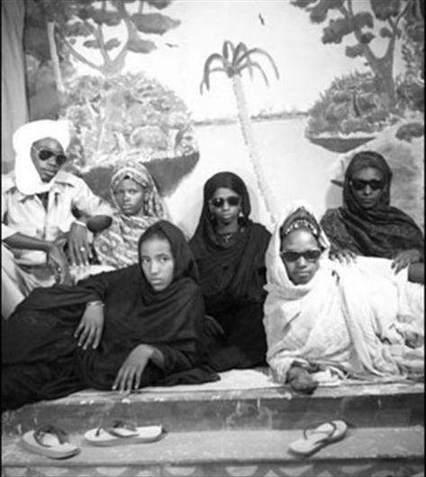 Moorish Women, Malick Sidibe, Malick Sidibé, Seydou Keita, African Photography, Black Glasses, Vintage Black Glamour, Black Photography, African People