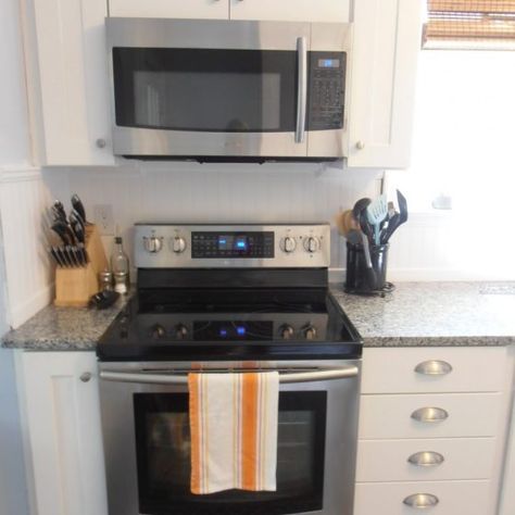 Common kitchen design mistakes: microwave oven location Microwave Oven Hood, Above Stove Microwave, White Apartment Kitchen, Where To Put The Microwave, Microwave Over Range, Modern Kitchen Stove, Microwave Under Cabinet, Kitchen Stove Design, Microwave Above Stove