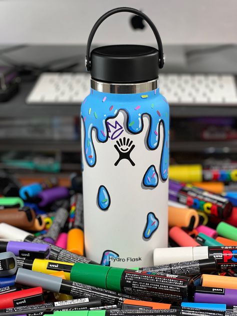 Paint Hydro Flask, Spray Can Art Drawing, Custom Hydro Flask Ideas, Posca Pen Projects, Hydro Flask Painting Ideas Easy, Pasco Marker Art, Drawing On Bottles, Posca Art Doodle Easy, Posca Marker Art Easy