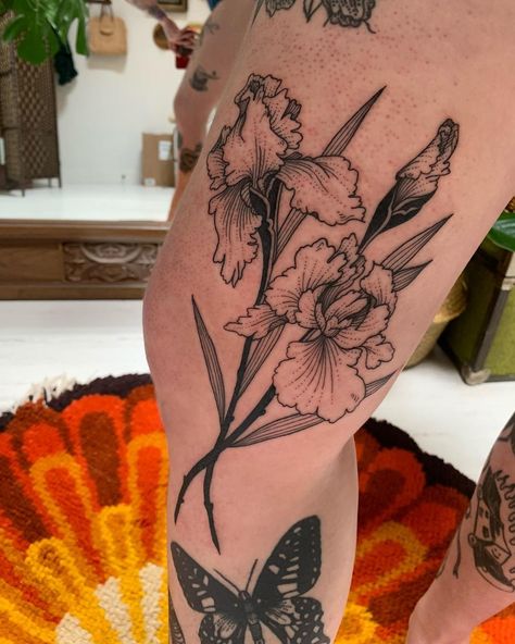 Myself Tattoo, Iris Flower Tattoo, Iris Tattoo, Handpoke Tattoo, Skin Art, Blackwork Tattoo, Piercing Tattoo, Pretty Tattoos, Tattoo Styles