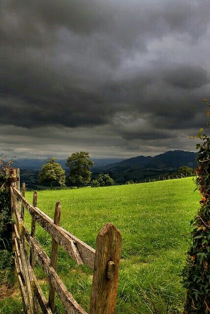 Cloudy day Wooden Fence, Alam Yang Indah, Landscape Nature, Beautiful Sky, Country Life, Amazing Nature, Nature Beauty, Beautiful World, Beautiful Landscapes