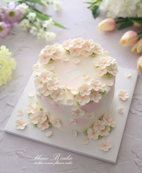 Crystal Armor, Floral Cake Design, Flower Cake Design, Birthday Cake With Flowers, Beautiful Cake Designs, Spring Cake, Simple Cake Designs, Mini Cakes Birthday, Creative Cake Decorating