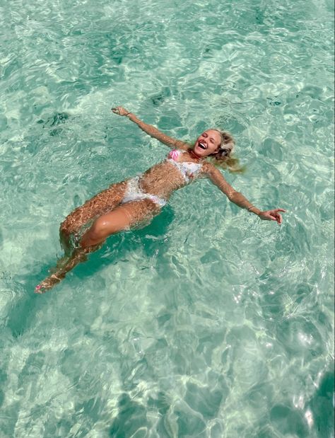 Floating In The Ocean Aesthetic, Floating In Water Pictures, Floating In Ocean Picture, Floating Beach Picture, Cute Water Pictures, Swimming Photos Aesthetic, Beach Pictures Water, Ocean Pictures Poses, Swimming Pictures Instagram