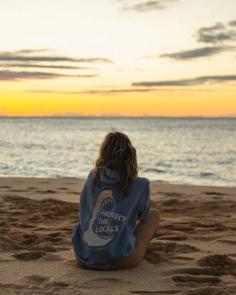 Sweatshirt On The Beach, Beach Pose Aesthetic, Hoodie Beach Pictures, Fall Beach Photos, Beach Picture Instagram, Summer Photo Ideas Instagram, Beach Photo Ideas Instagram, Beach Photo Inspo Instagram, Summer Photos Instagram