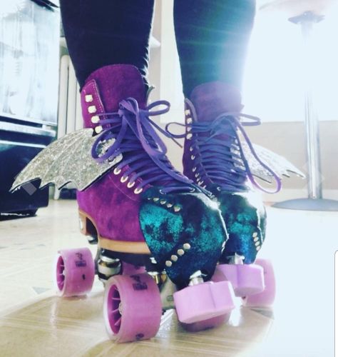 Roller Skate Setup, 80s Roller Rink, Purple Roller Skates, Rollerskate Aesthetic, Cute Roller Skating Outfits, Outdoor Roller Skating, Skating Tips For Beginners, Roller Skating Aesthetic, Roller Skates Fashion