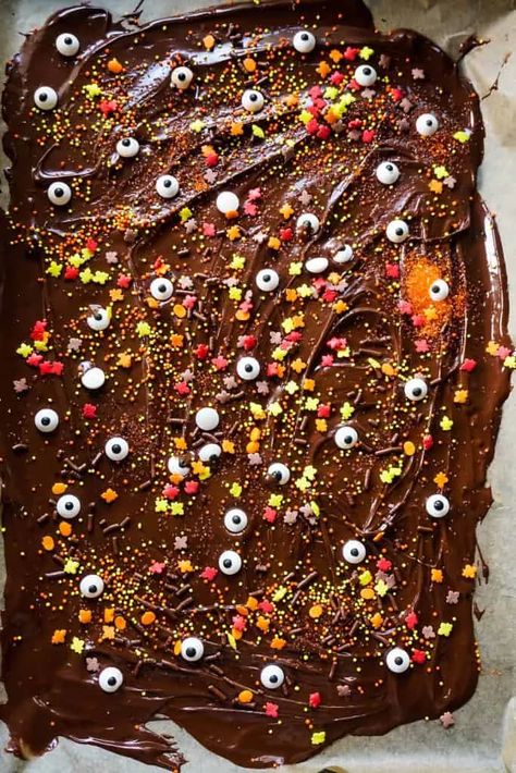 Halloween Chocolate Bark, Bake Halloween, Halloween Bark, Halloween Sleepover, Dark Chocolate Bark, Halloween Foods, Halloween Party Night, Halloween Chocolate, Chocolate Bark