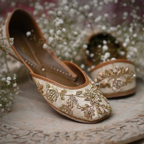 Women Jutti Shoes | Buy Punjabi Juttis for Ladies Online - Coral Haze Bridal Khussa, Bride Slippers, Indian Shoes, Outfits Indian, Perfect Wedding Shoes, Wedding Slippers, Bridal Flats, Punjabi Jutti, Bridal Heels