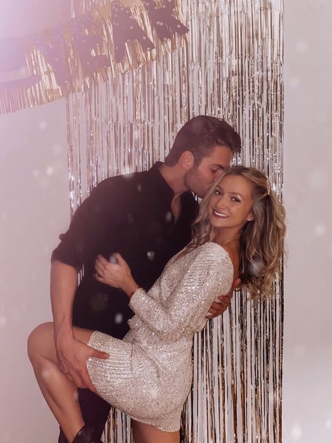 Nye Poses New Years Eve, New Years Couples Pictures, New Year Eve Couple Pictures, Couple Nye Photo, New Years Eve Photoshoot Ideas Couple, New Years Picture Ideas Couples, Happy New Year Couple Pictures, New Year’s Eve Couple Pictures, Nye Couples Picture