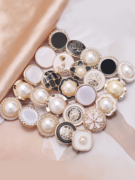 Button Embellishments, Embellished Buttons, Elegant Pearl White Jewelry With Pearl Buttons, White Pearl Button Jewelry For Party, Pearl Buttons, Cute Buttons Sewing, Button Creations, Rhinestone Projects, Fancy Buttons