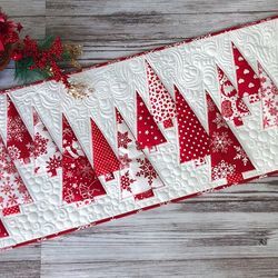 QuiltFairyAnastazi - InspireUplift Marketplace Decorate A Fireplace, Christmas Quilted Table Runner, Quilted Postcards, Xmas Table Runners, Christmas Table Runner Pattern, Quilted Table Runners Christmas, Christmas Quilting Projects, Christmas Colour Schemes, Bed Topper