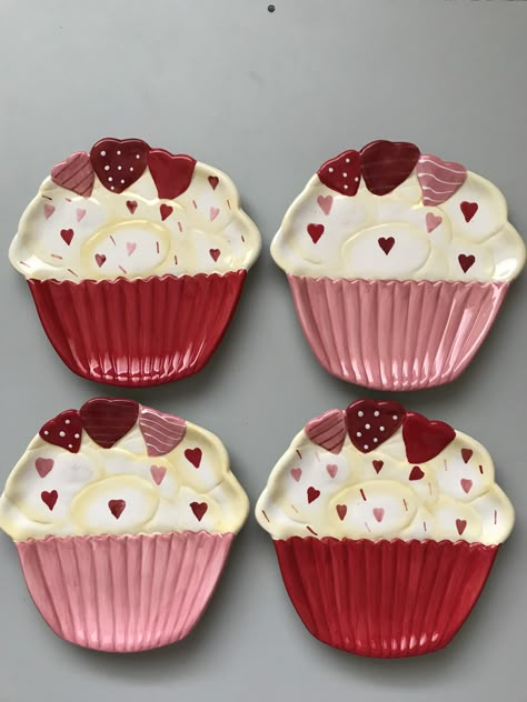 INT Holiday inspirations Valentine Cupcake snack plates Mansion Palace, Cupcake Plate, Mini Plates, King Size Beds, Cupcake Decor, Snack Plates, Valentines Cupcakes, Mega Mansions, Mini Plate