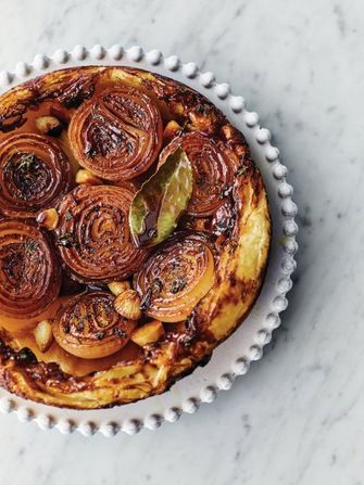 Vegetarian Xmas, Jamie Oliver Christmas, Zucchini Tarte, Caramelised Onion Tart, Vegetarian Main Course, Onion Tart, Jamie Oliver Recipes, Tart Recipe, Tasty Vegetarian Recipes