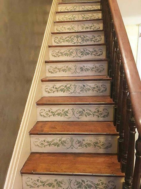 Cottage Core Stairs, Cottagecore Stairs, Cottage Staircase, Cottage Stairs, 1920s Decor, Summer Bathroom, Cheap Old Houses, Dream House Bedroom, Hallway Staircase