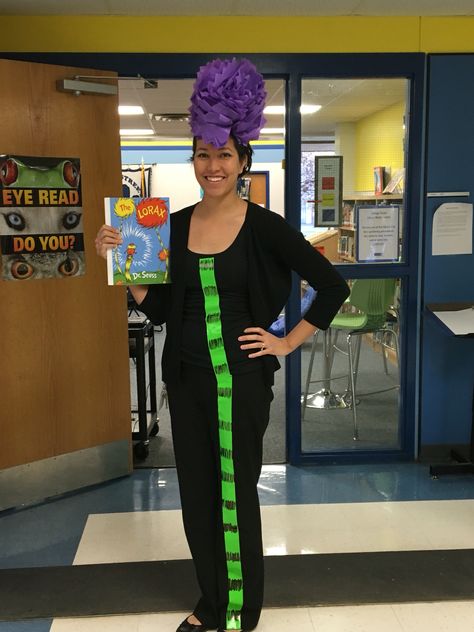 Easy DIY Truffula Tree costume for Dr. Seuss dress up days. Supplies: duct tape, sharpie, plastic tablecloth, and headband Truffula Tree Costume, Dr Seuss Dress Up Days, Class Goals, Lorax Costume, Seuss Costumes, Dr Seuss Costumes, Preschool Teaching Ideas, Truffula Tree, Teacher Diy